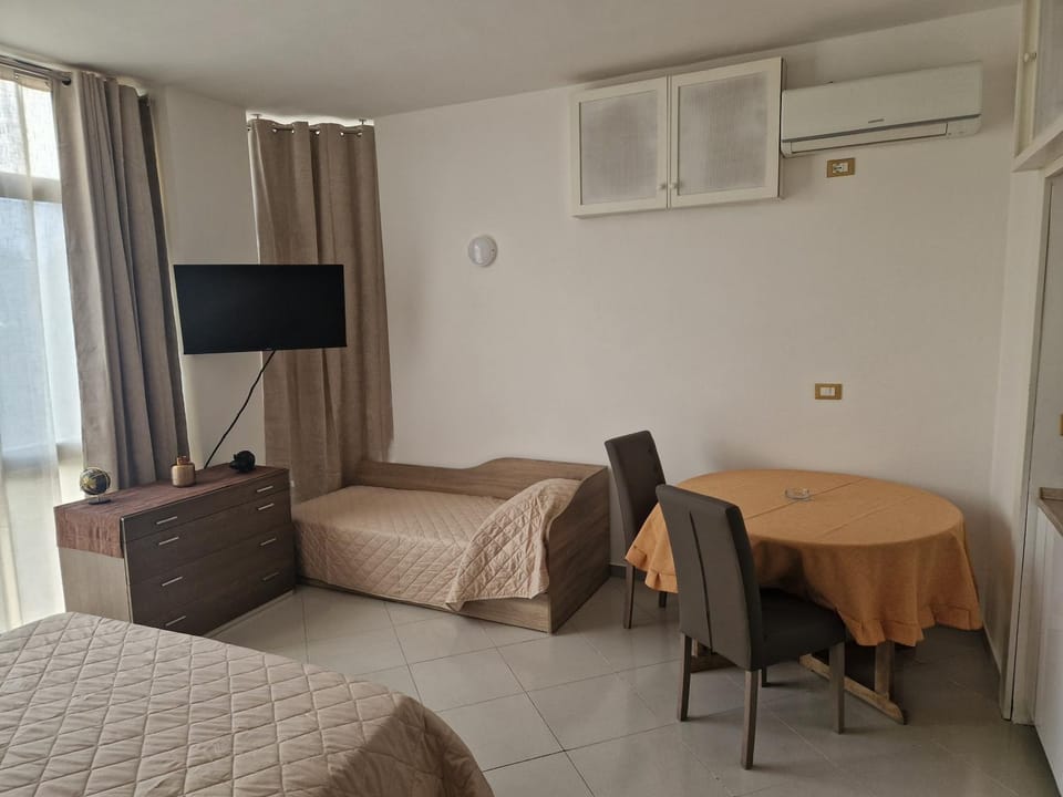 Communal lounge/ TV room, Living room, Dining area
