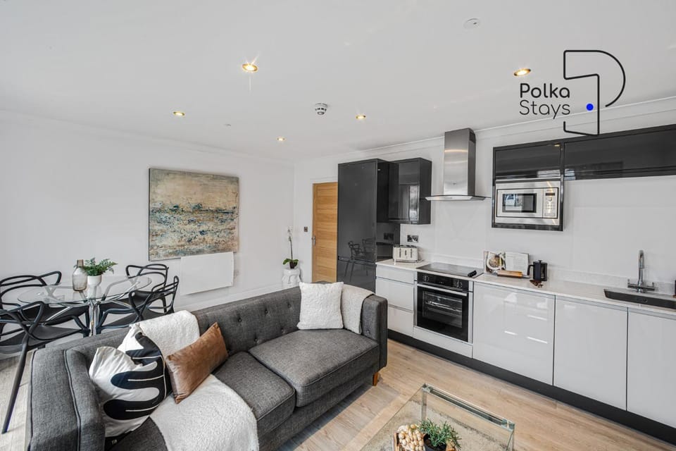 TV and multimedia, Kitchen or kitchenette, Living room, Seating area, Dining area, stove