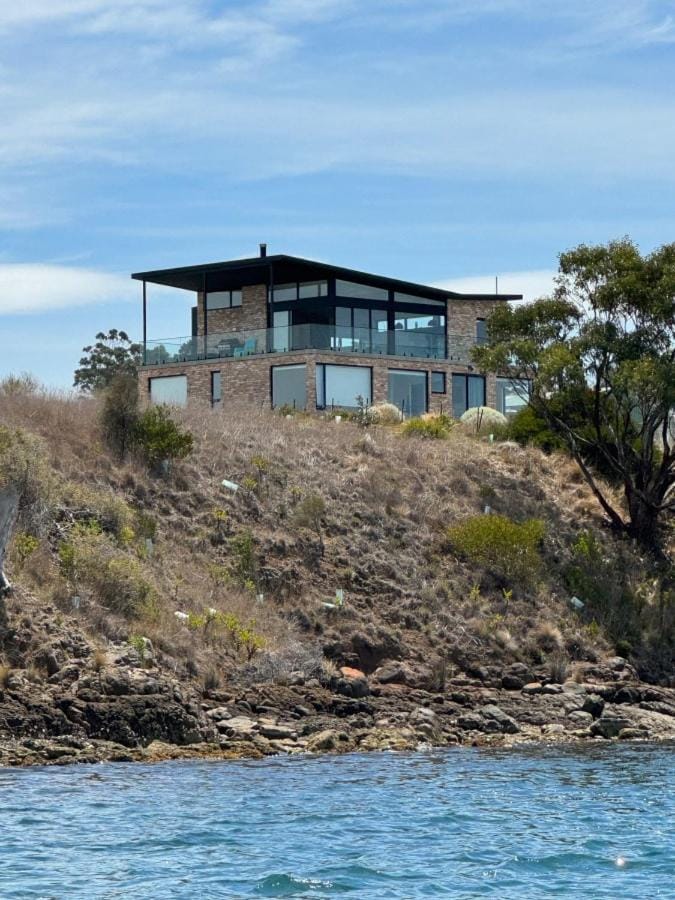 Waterfront 'Tupelo' with Sauna on Primrose Point House in Tasmania