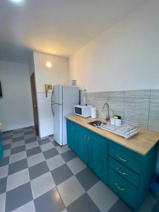 Kitchen or kitchenette, minibar
