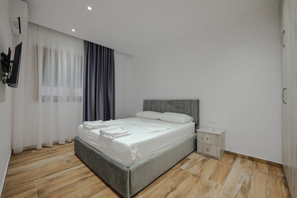 Photo of the whole room, Bedroom