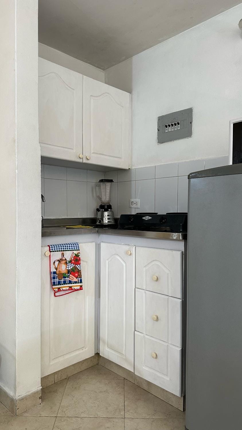 Kitchen or kitchenette, minibar