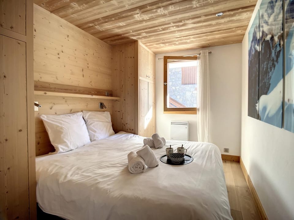 Appartement lumineux rénové avec balcon et parking - FR-1-688-67 Apartment in Les Allues