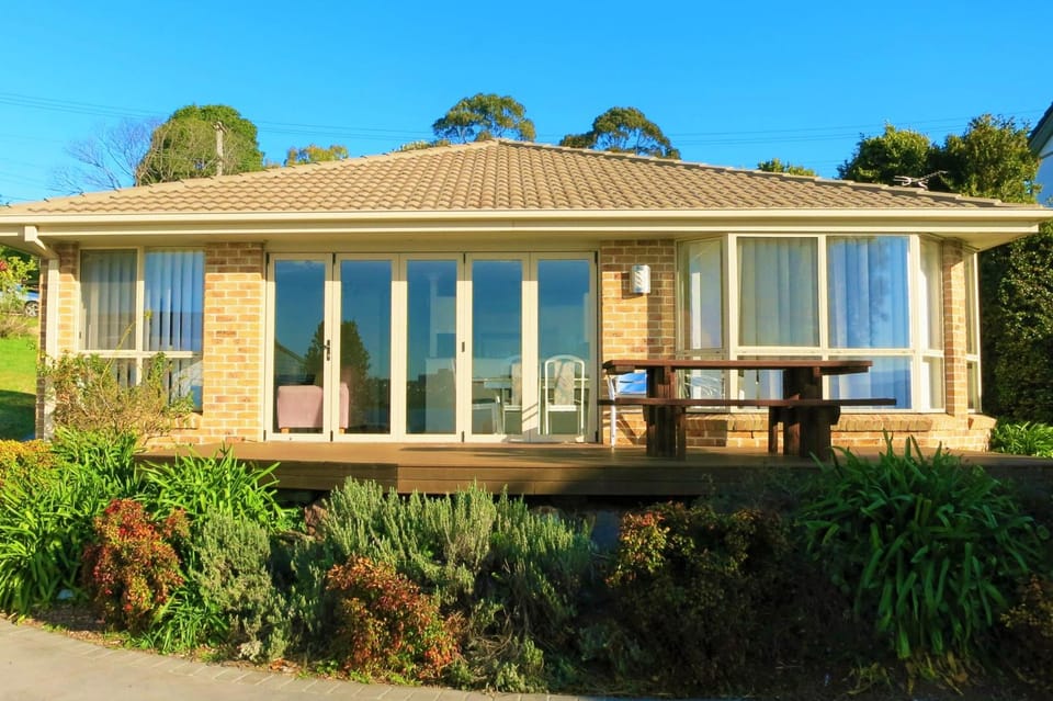 Property building, Patio, Day, Garden, Balcony/Terrace, Dining area