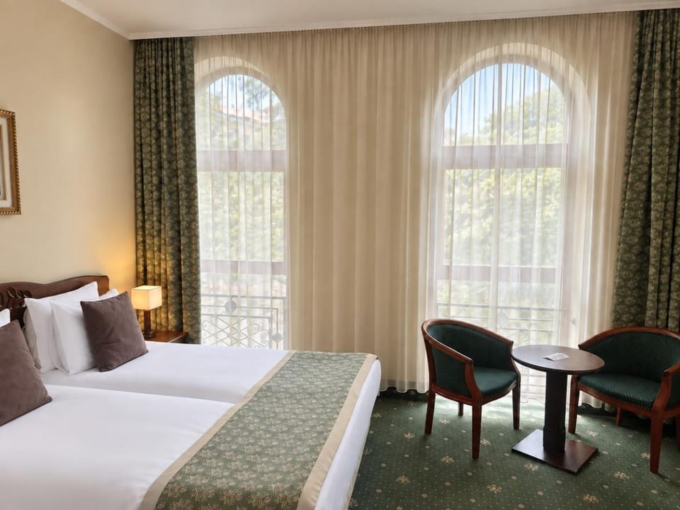 Bed, Photo of the whole room, Seating area, Bedroom