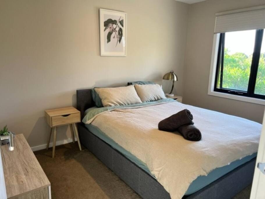 Spacious modern Gem Cozy Haven Lake & Beach oasis. House in Loch Sport