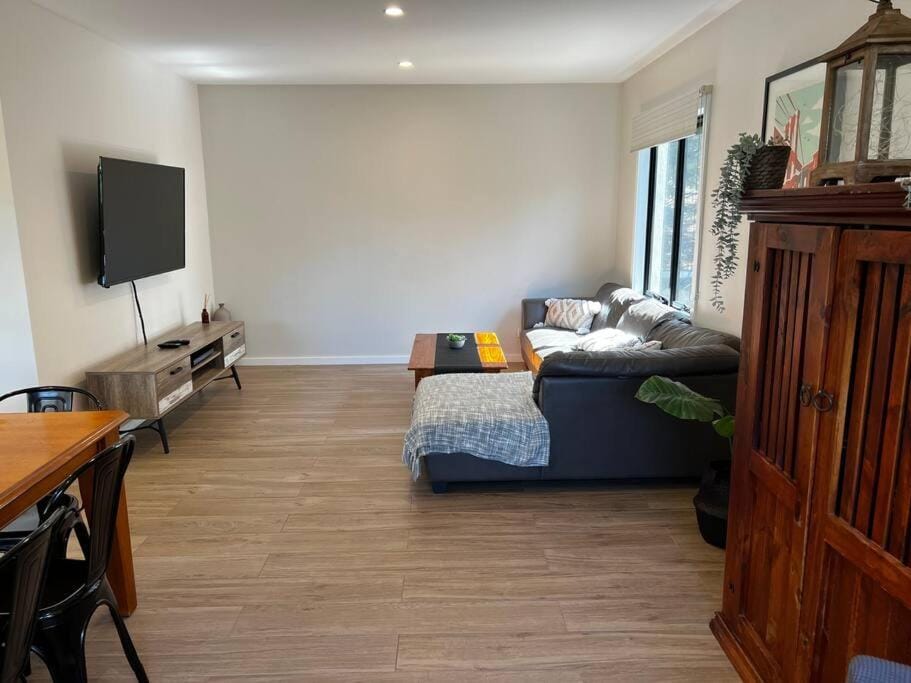 Spacious modern Gem Cozy Haven Lake & Beach oasis. House in Loch Sport