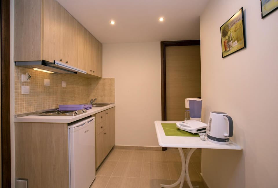 Coffee/tea facilities, Kitchen or kitchenette, Dining area