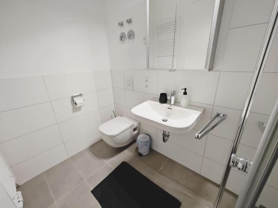 Shower, Toilet, Bathroom, towels