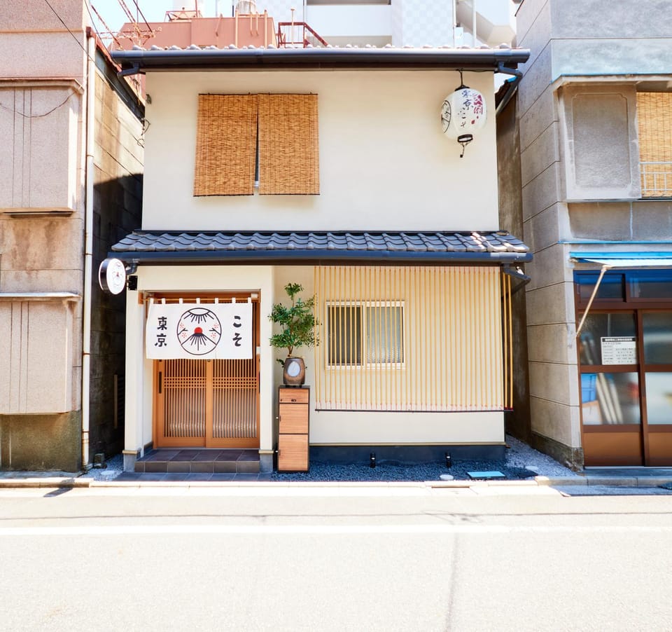 Property building, Decorative detail, Quiet street view