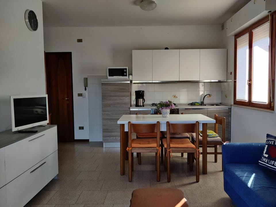 Restaurant/places to eat, Living room, Dining area, kitchen