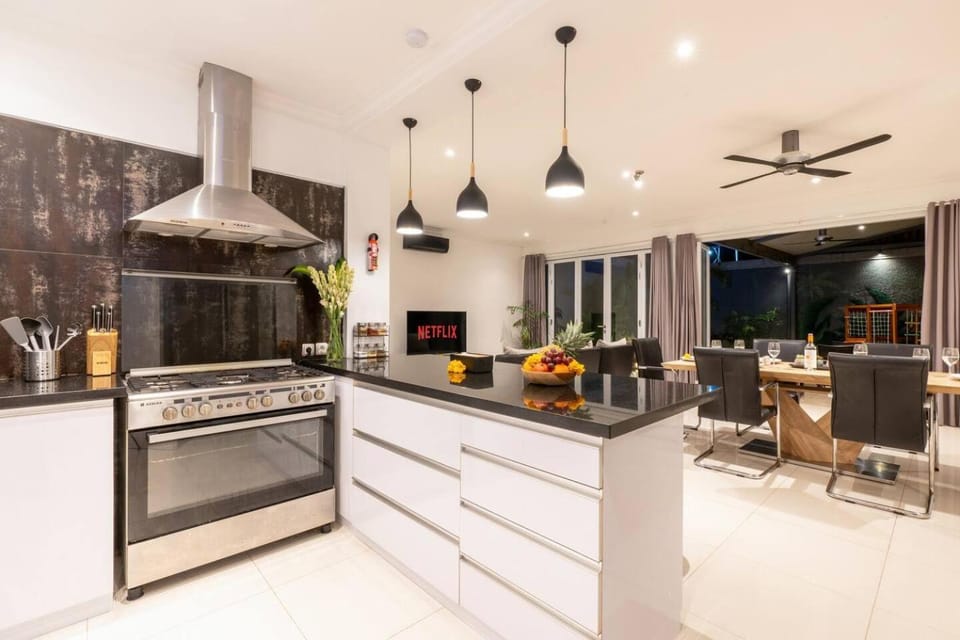 Central 3bd Modern Villa with Private Pool and Play Area Villa in North Kuta