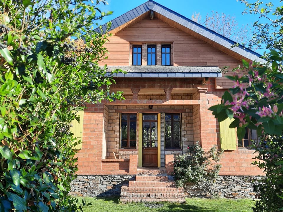 Property building, Spring, Day, Garden, Garden view