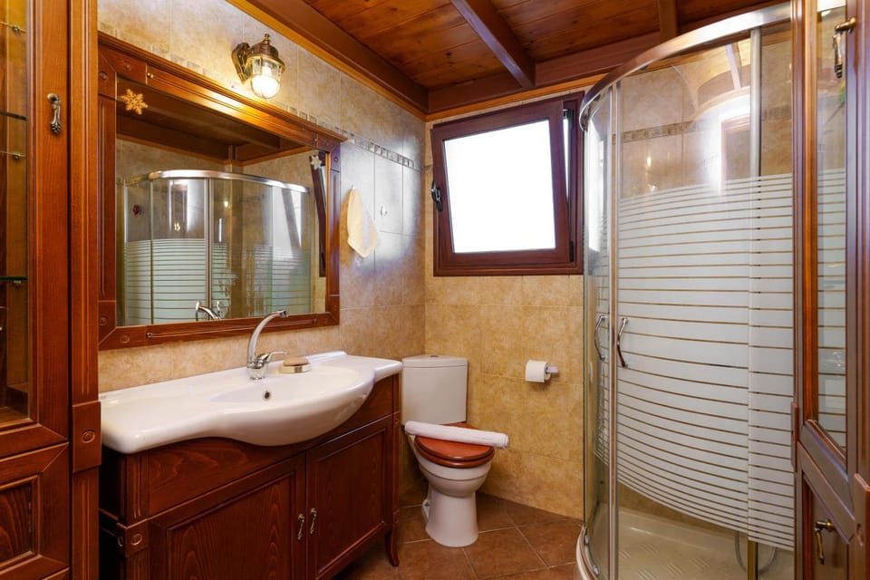 Shower, Toilet, Bathroom, towels