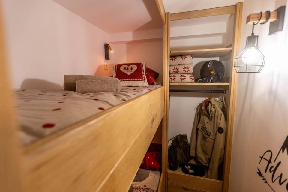 Bedroom, bunk bed