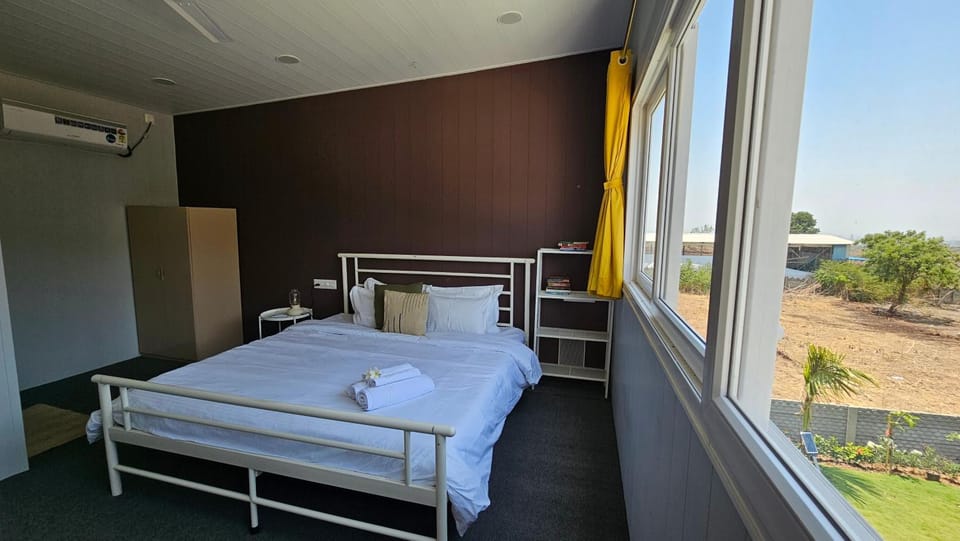 Bed, Photo of the whole room, Bedroom, towels, air conditioner
