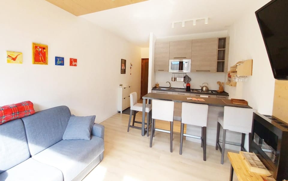 TV and multimedia, Kitchen or kitchenette, Living room, Seating area, Dining area, stove