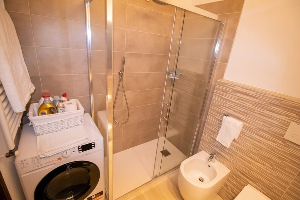 Shower, Toilet, Bathroom, towels, washing machine