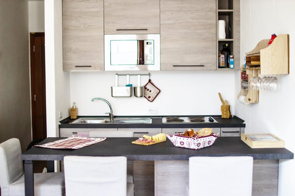 Kitchen or kitchenette, Food and drinks, Dining area, Food, stove