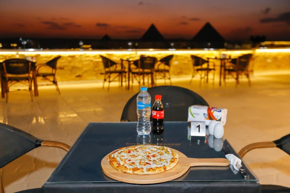 Patio, Restaurant/places to eat, Night, Natural landscape, Living room, Food and drinks, Seating area, Dining area, Food, Drinks