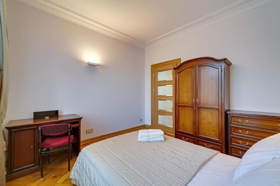 Bed, hair dresser, towels, wardrobe