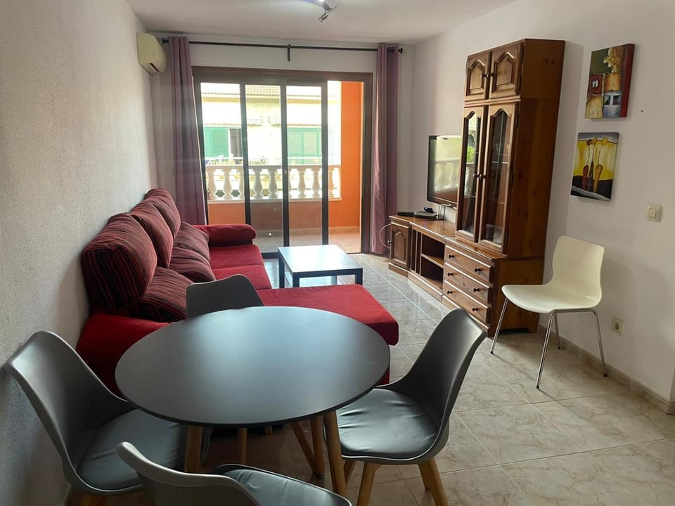 TV and multimedia, Living room, Seating area, Dining area