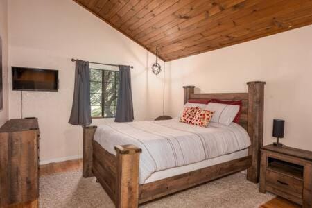 Cedar Ridge Hot Tub BBQ Sleeps 8 House in Sierra Nevada