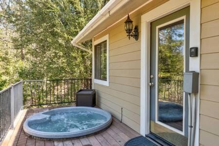 Cedar Ridge Hot Tub BBQ Sleeps 8 House in Sierra Nevada