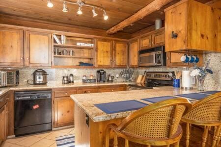 Cedar Ridge Hot Tub BBQ Sleeps 8 House in Sierra Nevada