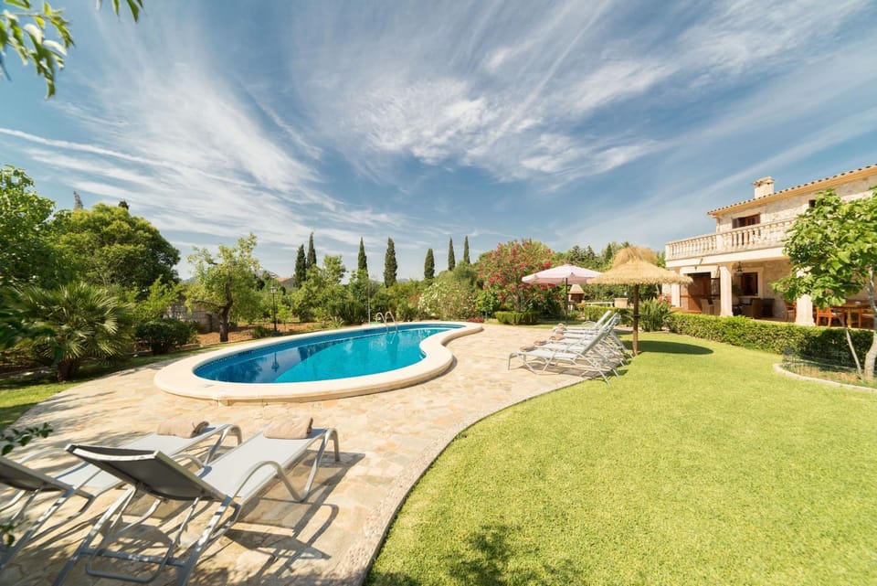 Swimming pool, sunbed