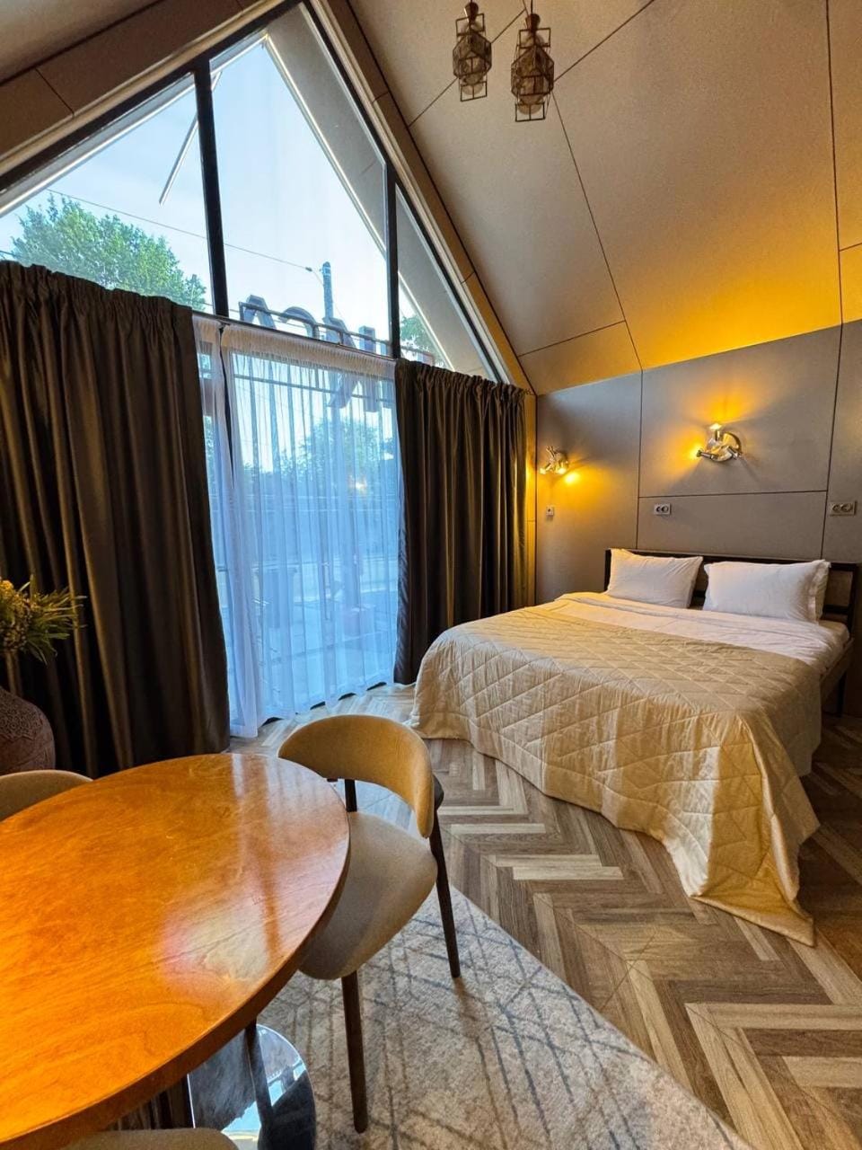 Bed, Living room, Photo of the whole room, Seating area, Bedroom