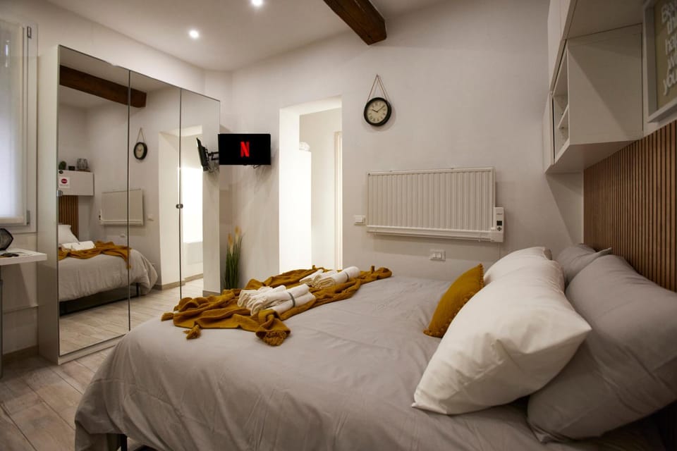 Bed, TV and multimedia, wardrobe