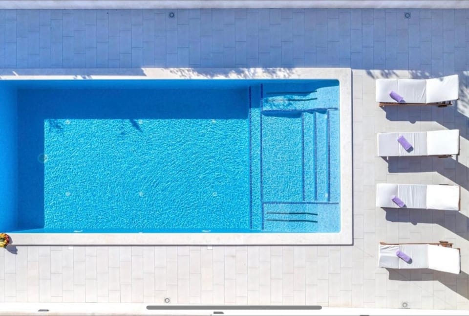 Swimming pool, sunbed