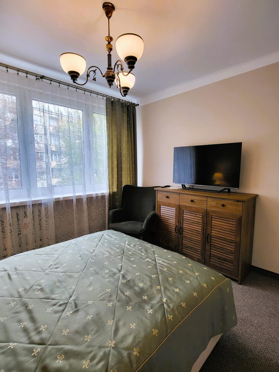 Bed, TV and multimedia, Bedroom