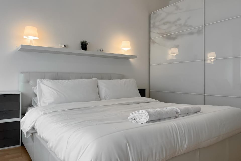Bed, Photo of the whole room, Bedroom, towels