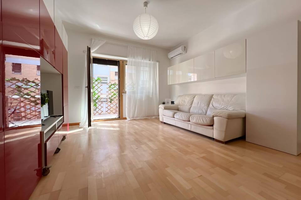 Bed, TV and multimedia, Living room, Photo of the whole room, Seating area