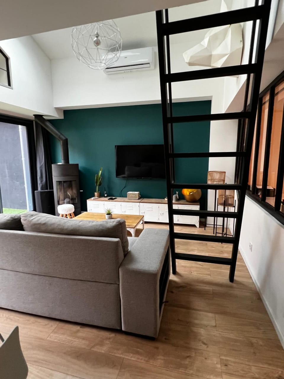 Communal lounge/ TV room, Bed, TV and multimedia