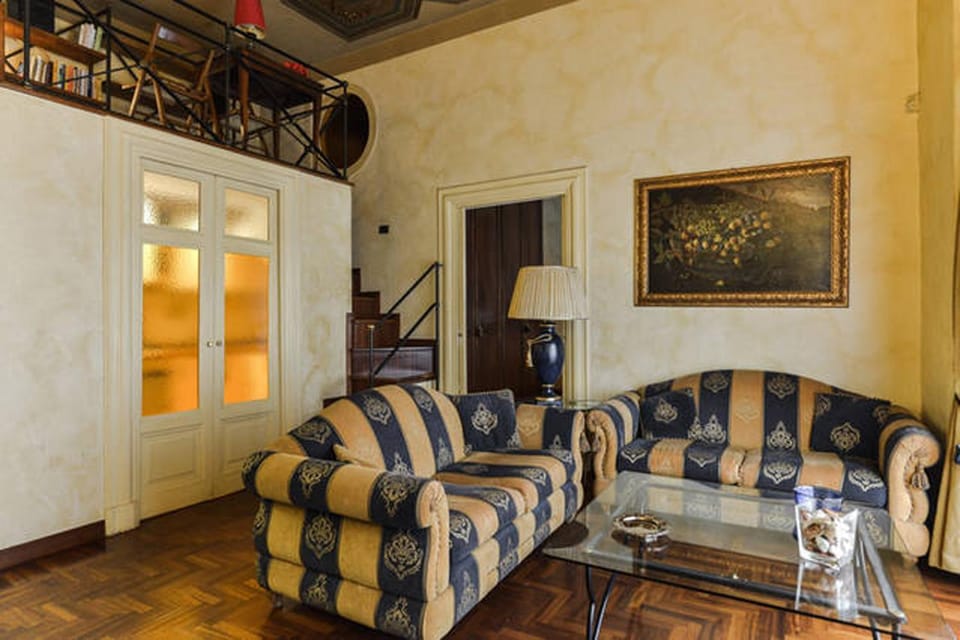 Communal lounge/ TV room, TV and multimedia, Seating area, Dining area