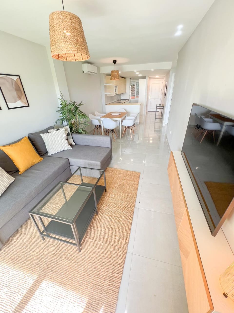 TV and multimedia, Kitchen or kitchenette, Living room, Seating area, Dining area