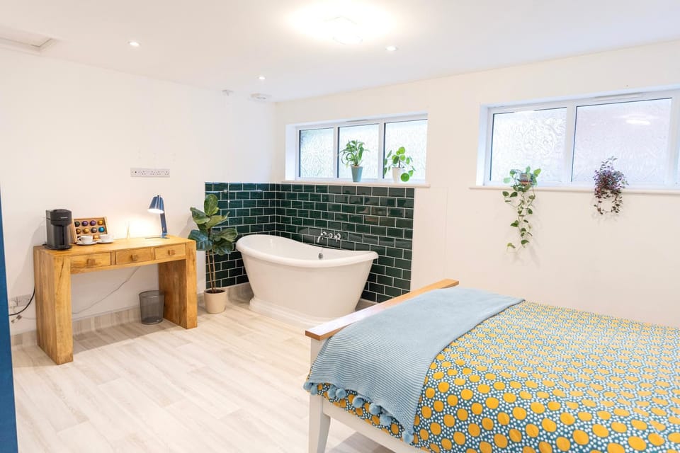 Bed, Hot Tub, Bedroom, Bath