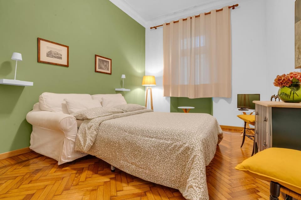 Bed, TV and multimedia, Living room