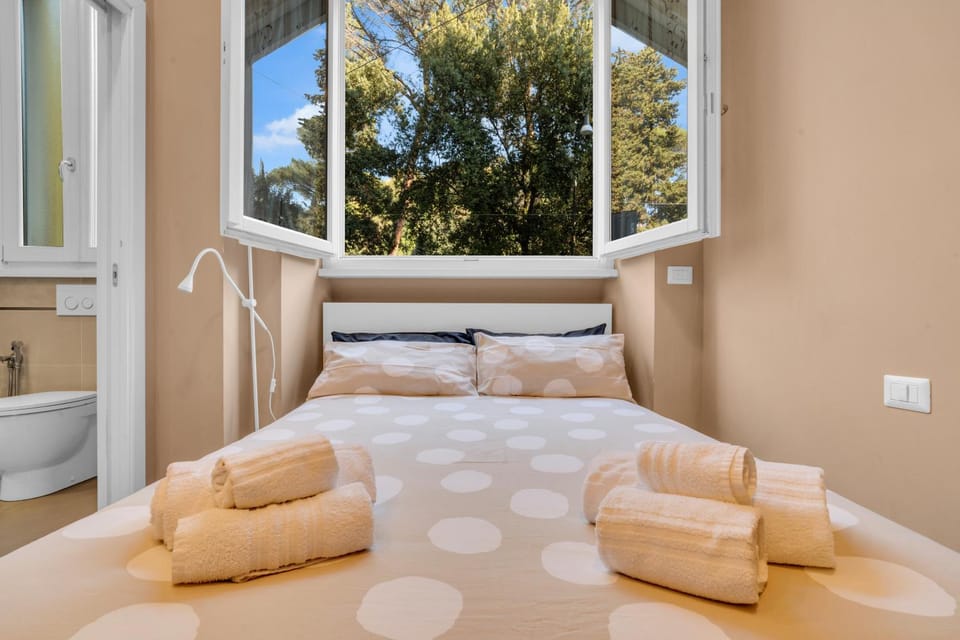 Bed, TV and multimedia, Photo of the whole room, Bedroom, towels, wardrobe