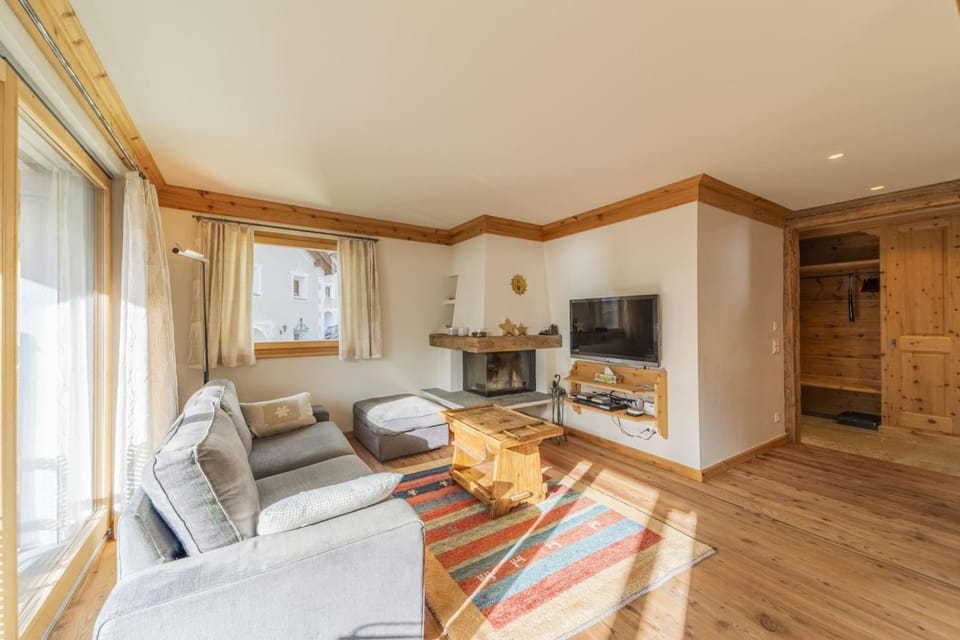 Communal lounge/ TV room, Living room