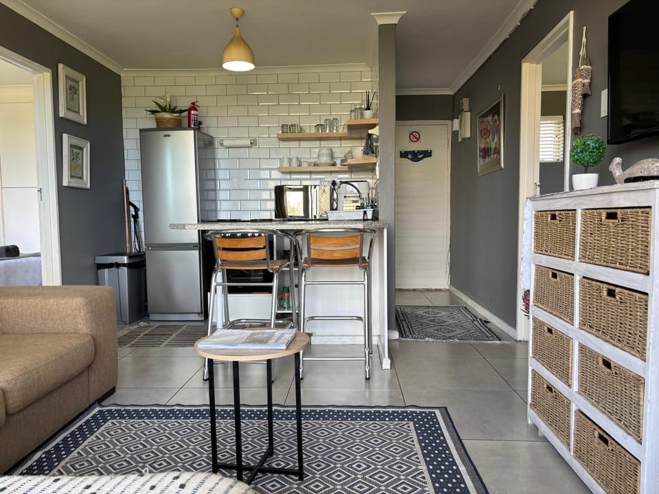 Property building, TV and multimedia, Lounge or bar, Sea view, kitchen