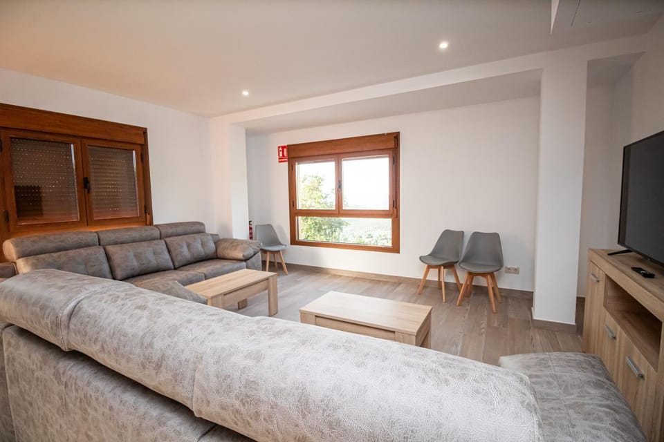 Communal lounge/ TV room, TV and multimedia, Living room, Seating area, Evening entertainment