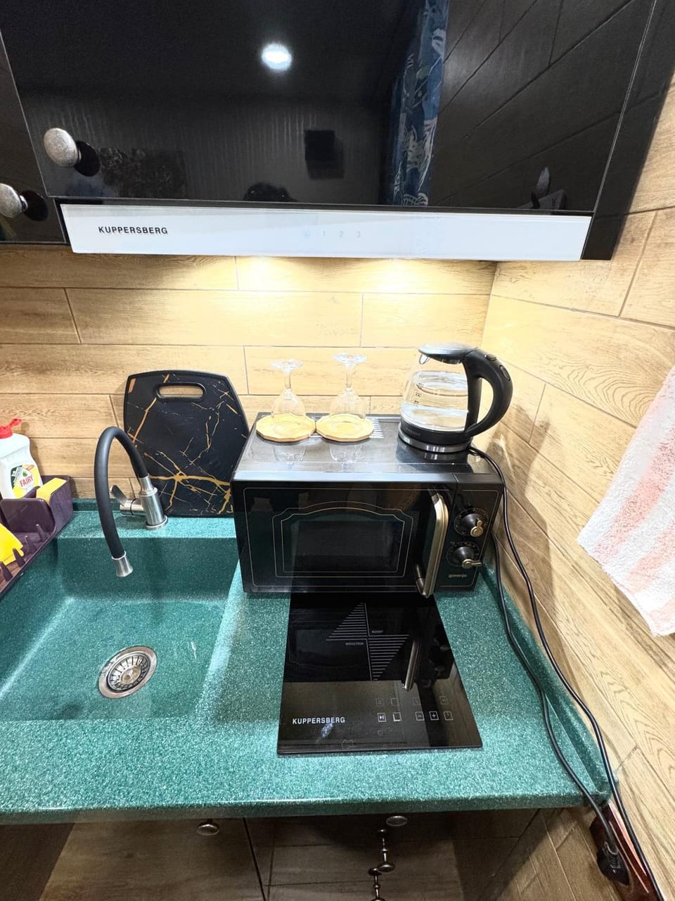 Coffee/tea facilities, Kitchen or kitchenette, Dining area, minibar
