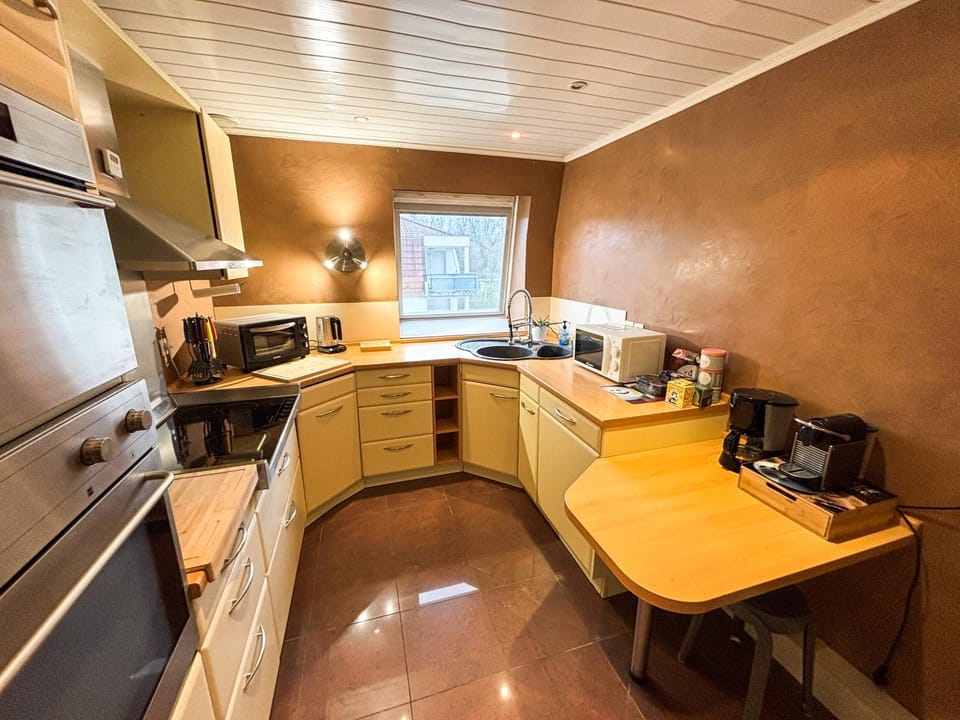 Coffee/tea facilities, dishwasher, oven, stove, toaster