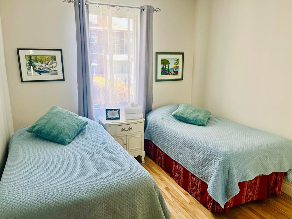 Smiling house! 2 chambres, accueillant et spacieux Bed and Breakfast in Laval