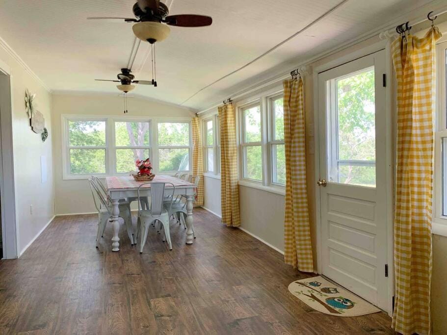 Beautiful Historic Farmhouse Perfect for Fugitive Beach Military and MS&T House in Rolla
