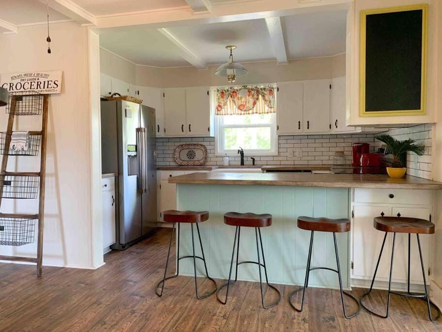 Beautiful Historic Farmhouse Perfect for Fugitive Beach Military and MS&T House in Rolla